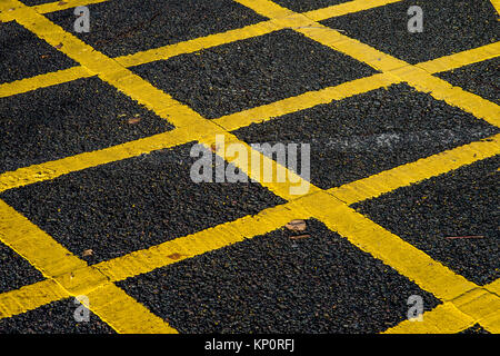 Gelbe Box Freihalten Fahrbahnmarkierungen Stockfoto