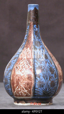 Eine Flasche aus der Sammlung des Metropolitan Museums, Katalognummer sf17-120-29a 446976. Dieses Glasgefäß demonstriert historische Handwerkskunst und dekoratives Design, das zur Untersuchung und Referenz aufbewahrt wird. Stockfoto