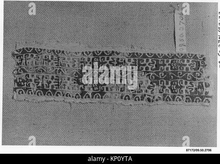 Dieses Fragment einer Hülle, Teil eines Textils, zeigt detaillierte Weben- und Dekorationstechniken. Sie veranschaulicht die historische Bekleidungskonstruktion und das Textilhandwerk. Stockfoto