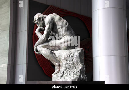 Der Denker von Auguste Rodin am OUE Bayfront Bürokomplex in Singapur Stockfoto