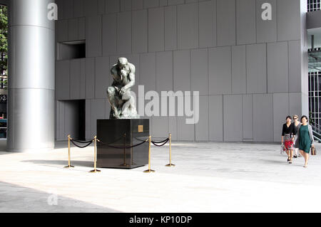 Der Denker von Auguste Rodin am OUE Bayfront Bürokomplex in Singapur Stockfoto