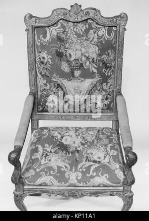 Ein französischer Sessel (Fauteuil) aus dem ersten Viertel des 18. Jahrhunderts, geschnitztes und vergoldetes Buchenholz mit Wandteppichen aus Wolle Aubusson, 47 1/2 x 27 1/2 x 21 5/8 cm, Teil der MET-Kollektion, die das französische Möbeldesign und die dekorative Kunst der Zeit veranschaulicht. Stockfoto