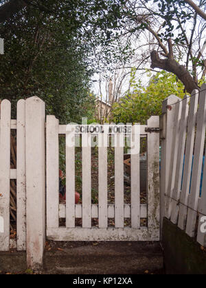 Schwarze Schrift School House White Picket tor Zaun Landhaus in der Nähe, Essex, England, Großbritannien Stockfoto
