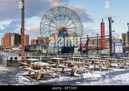 New York City - Dezember 10, 2017: Wonder Wheel im Luna Park. Es ist ein Vergnügungspark in Coney Island eröffnet am 29. Mai 2010 auf dem Gelände des ehemaligen Astro Stockfoto