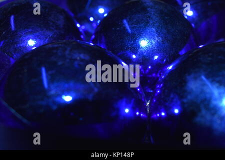 Eine Nahaufnahme von Blue christmas balls. Stockfoto