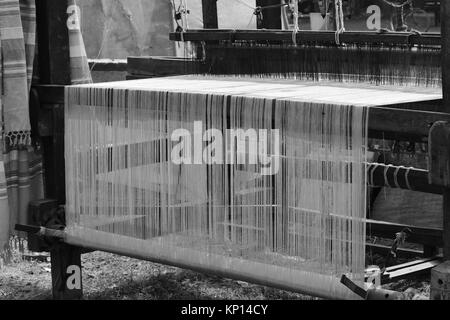 Eine Hand Webstuhl aus Holz in Schwarzweiß. Stockfoto