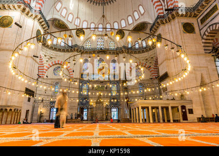 Nicht identifizierte Türkischen muslimischen Männern in der Süleymaniye-moschee beten, mit islamischen Elementen gestaltet und durch die osmanischen Architekten Sinan. Istanbul, Türkei entwickelt. Stockfoto