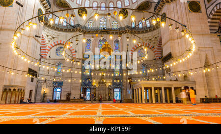 Nicht identifizierte Türkischen muslimischen Männern in der Süleymaniye-moschee beten, mit islamischen Elementen gestaltet und durch die osmanischen Architekten Sinan. Istanbul, Türkei entwickelt. Stockfoto