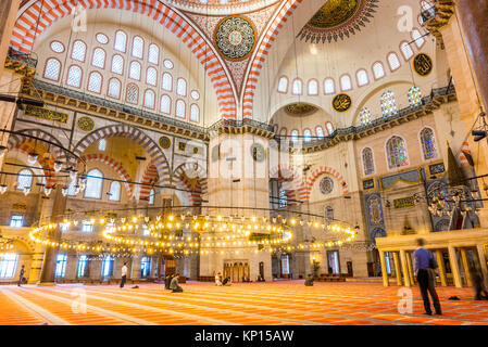 Nicht identifizierte Türkischen muslimischen Männern in der Süleymaniye-moschee beten, mit islamischen Elementen gestaltet und durch die osmanischen Architekten Sinan. Istanbul, Türkei entwickelt. Stockfoto