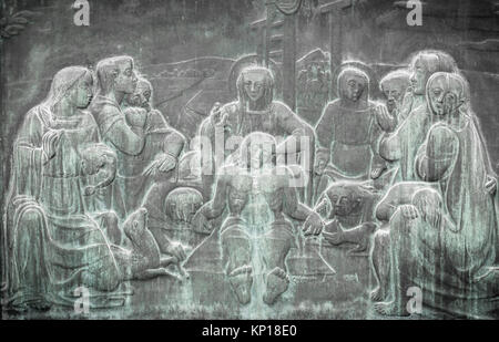 Mauer aus Stein Gravur Szene mit der Darstellung der Beweinung Christi Stockfoto