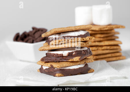 Smores Sandwich mit Marshmallow Schokolade und Cracker Stockfoto