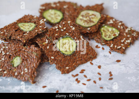 Knackiges Gemüse Flachs Knäckebrot mit Sesam und Kräutern. Gesunden veganen Snack mit Leinsamen, Sesam und Gemüse Schichten. Stockfoto