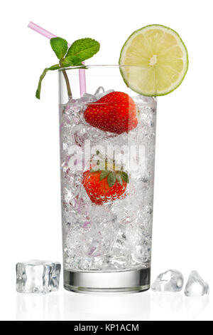 Glas Eiswürfel und Erdbeeren mit Dekoration an der Spitze Stockfoto