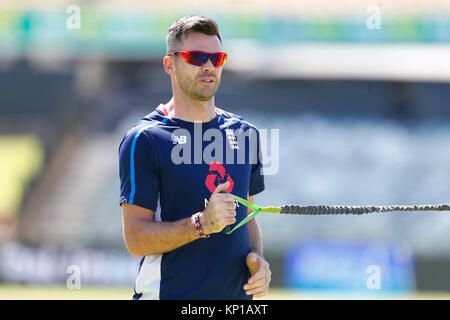 Der Engländer James Anderson bei einem Netze Session in der Waca, Perth. Stockfoto