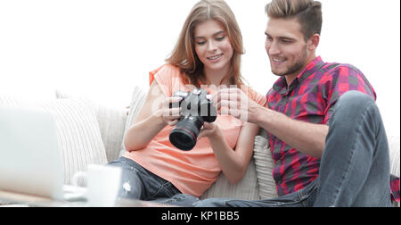 Glückliches junges paar Prüfungen Fotos auf Fotos die Kamera Stockfoto