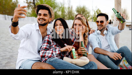 Freunde Party und Spaß am Strand und im Sommer Stockfoto