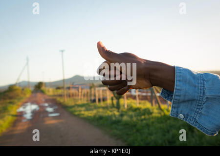 Nahaufnahme der Hand per Anhalter an einem sonnigen Tag Stockfoto