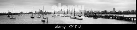 St Kilda Marina in ruhiger Hafen auf Port Phillip Bay in Melbourne, Victoria eingeschlossen, mit vielen Yachten und Segelboote im Blick auf die Stadt. Stockfoto