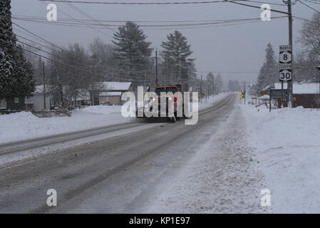 Kipper oder LKW mit einem schneepflug Schnee in Spekulant, NY New York USA in einem Blizzard Pflug mit keine anderen Personen oder Fahrzeuge im Blick. Stockfoto