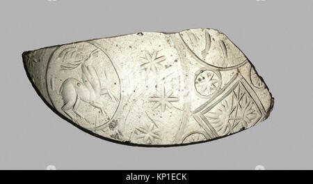 Das Glasschälenfragment MET DP265534 ist ein römisches Artefakt aus dem 3.–4. Jahrhundert n. Chr., aus Glas, 3,7 x 8,3 cm groß, illustriert in einem Buch zur Untersuchung und Referenz. Stockfoto