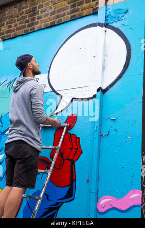 Graffiti street artist sprühen die Wände in Fleur Street, London, UK Stockfoto