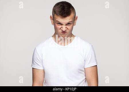 Crazy Boy Grimassen auf Kamera. Studio shot Stockfoto