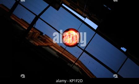 Straßenlaterne in Istanbul, Turrkey-Diagonal Zusammensetzung Stockfoto