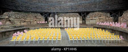 2,75:1 Panoramablick auf moderne Stühle im antiken Theater. Ohrid, Mazedonien Stockfoto