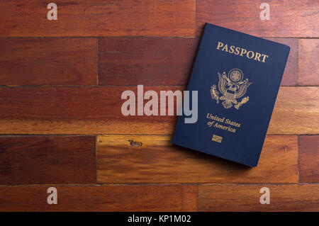 Blau amerikanischen Pass auf Holz- Oberfläche. Stockfoto