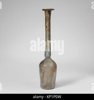 Römische Glasparfümflasche aus dem 1. Bis 2. Jahrhundert n. Chr. mit einem durchscheinenden hellblau-grünen Körper mit zylindrischem Hals. Stockfoto