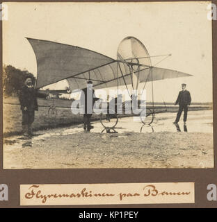 Flyvernaskinin paa Banen MET DP 213314 285805 [Jacob Christian Hansen Ellehammer der Experimente in der Frühen Luftfahrt (1905-1919)], 1905?19, Gelatine Silber Drucke von Glasnegative, 9 13/16? 14 1/8? 11/16 in. (25? 35,8? 1,7 cm). Das Metropolitan Museum of Art, New York. Gilman Collection, Kauf, Alfred Stieglitz Gesellschaft Geschenke, 2005 (2005.100.662 (1?18)) Stockfoto