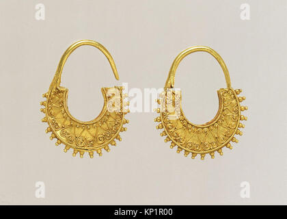 Gold sichelförmige Ohrring MET GR 552 243023 Stockfoto