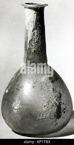 Illustration einer römischen Glasparfümflasche aus dem 1. Jahrhundert n. Chr., aufbewahrt in einer Museumssammlung für historische und pädagogische Studien. Stockfoto