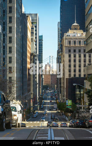 Ein Bild nach unten Kerney Avenue in Richtung Market Street in der Innenstadt von San Francisco, Kalifornien. Bay Bridge im Hintergrund erhebt. Stockfoto