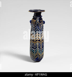 Dieser Alabastron aus Glas diente als Parfümflasche und repräsentiert alte dekorative Handwerkskunst. Stockfoto