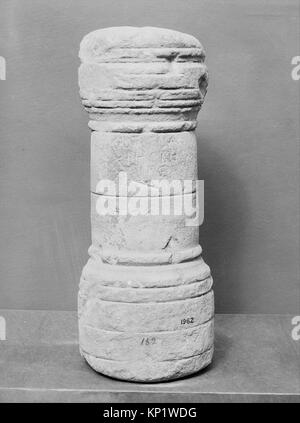 Dieser Marmorzippus, der mit einer Widmung an Ariston versehen ist, diente als Grenzmarkierung oder Grabdenkmal im antiken Griechenland. In der Inschrift werden persönliche und staatsbürgerliche Informationen über den Verstorbenen oder die geehrte Person aufbewahrt. Stockfoto