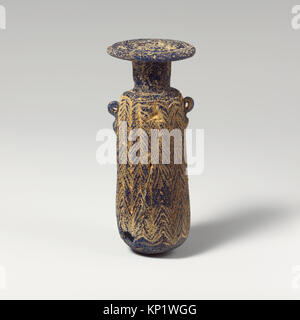 Diese griechische Alabastron-Glasflasche aus dem späten 6. Bis 5. Jahrhundert v. Chr. ist kerngeformt und hat einen durchscheinenden blauen Körper mit rötlich-violetten Streifen, gelben und türkisfarbenen Pfaden und zwei vertikale Ringgriffe. Er ist 6,4 cm (1/2 Zoll) hoch. Stockfoto