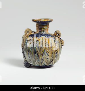 Ein altes Glas-Lentoid-Aryballos, das als kleines Gefäß zur Aufbewahrung von Parfüm oder Flüssigkeiten erhalten wurde. Stockfoto