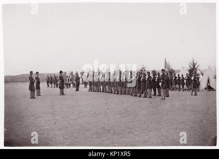 Historisches Foto von nicht identifizierten Militärregimentern aus Brady-Album, Seite 156, MET-Katalog DP70725 267951, mit Darstellung von Personal und Formation. Stockfoto