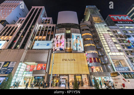 Ginza, Tokyo - Dezember 2017: Beginn der Weihnachtszeit in überfüllten Chuo-dori Straße in Ginza luxuriöse Einkaufsmöglichkeiten in der Nacht. Stockfoto