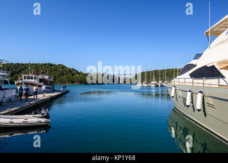 Hafen und das Stadtbild von Skradin. Skradin ist eine kleine mittelalterliche Stadt am Eingang zum Nationalpark Krka bei Sibenik, Kroatien, 27. Mai 2017 Stockfoto