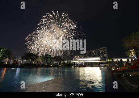 Der 50. Jahrestag der Unabhängigkeit gefeiert wurde in Singapur mit einer sehr großen Anzahl von Feuerwerk über der Marina Bay. Stockfoto