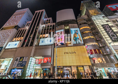 Ginza, Tokyo - Dezember 2017: Beginn der Weihnachtszeit in überfüllten Chuo-dori Straße in Ginza luxuriöse Einkaufsmöglichkeiten in der Nacht. Stockfoto