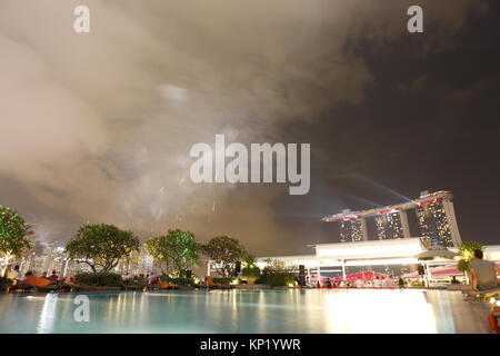 Der 50. Jahrestag der Unabhängigkeit gefeiert wurde in Singapur mit einer sehr großen Anzahl von Feuerwerk über der Marina Bay. Stockfoto