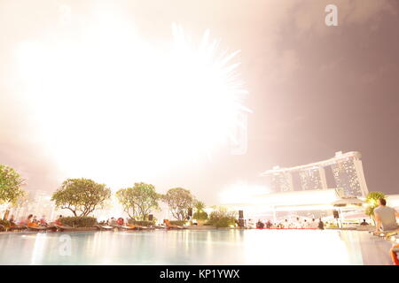 Der 50. Jahrestag der Unabhängigkeit gefeiert wurde in Singapur mit einer sehr großen Anzahl von Feuerwerk über der Marina Bay. Stockfoto