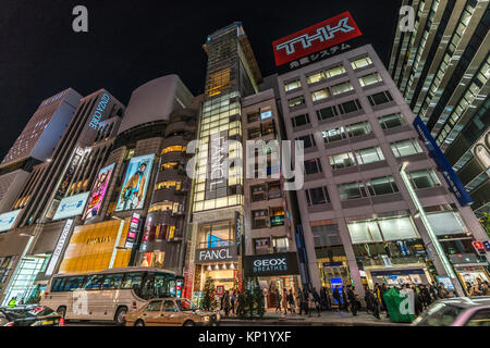 Ginza, Tokyo - Dezember 2017: Beginn der Weihnachtszeit in überfüllten Chuo-dori Straße in Ginza luxuriöse Einkaufsmöglichkeiten in der Nacht. Stockfoto