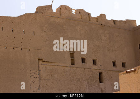 Alte Oman fort berühmt für Bau alte Architektur für den Innen- und Außenbereich eingesetzt. Hintergrundbilder und sandigen Textur bhala Fort in der Nähe von Oman Nizwa Stockfoto