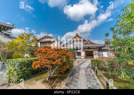 Honden (Große Halle) von KOGEN-ji-Tempel sub-Tempel von Tenryu-ji. Im 17. Jahrhundert in Kyakuden Stil gebaut. In Arashiyama, Kyoto, Japan. Stockfoto