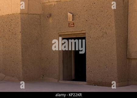 Alte Oman fort berühmt für Bau alte Architektur für den Innen- und Außenbereich eingesetzt. Hintergrundbilder und sandigen Textur bhala Fort in der Nähe von Oman Nizwa Stockfoto