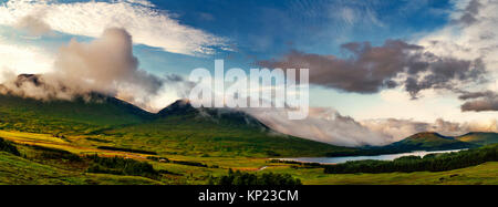 Panorama-Blick am frühen Morgen auf einen Sommeraufgang an der Brücke von Orchy in der Nähe von Glen Coe, Scottish Highlands Stockfoto